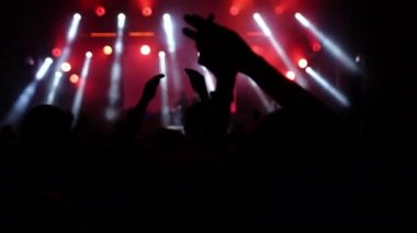 Kalabalık konser yaz müzik festivali. Performans kalabalığı silueti parlaklığın önünde