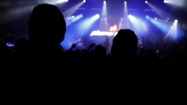 Multitud concierto festival de música de verano. Rendimiento de la multitud silueta frontal de brillante — Vídeos de Stock