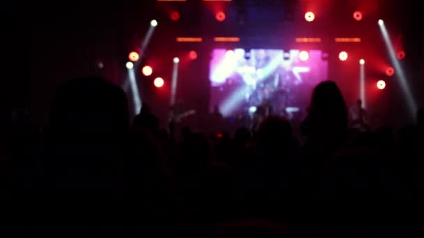 Festival de música de verão de concerto de multidão. Desempenho mob silhueta frente de brilhante — Vídeo de Stock