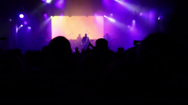 Parlak ışıklarla rock resitalinde tezahürat yapan kalabalık. Konser kalabalığı siluetleri — Stok video