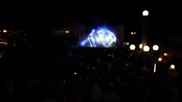 Люди на музичному рок-концерті. Силуети щасливих людей, які піднімають руки — стокове відео