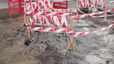 Kanalizasyon, su borusu. Tehlike sınırı yolda su sızıntısına yakın. Yol fışkıran su
