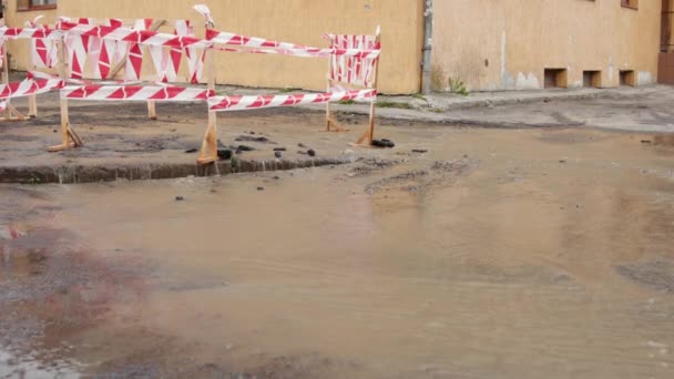 Leaks water hydro pipeline on sidewalk city. Accident in water supply of city — Stock Video