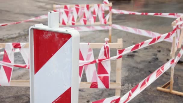 Riolering, waterleiding. Gevarengrens bij waterlekkage op de weg. Water voor wegspurten — Stockvideo