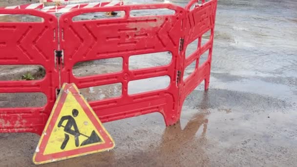 Überschwemmung, Wassereinbruch, undichtes Schlauchrohr einer Brauchwasserpumpe. Leck — Stockvideo