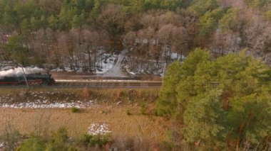 Antika restore edilmiş lokomotif manzarası duman üfleme, araç yolculuğu