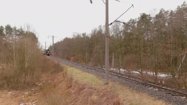Antika restore edilmiş lokomotif manzarası duman üfleme, araç yolculuğu — Stok video