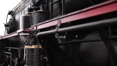 Klasik buharlı tren lokomotifi, lokomotif tekerlekleri. Buhar treni kalkıyor.