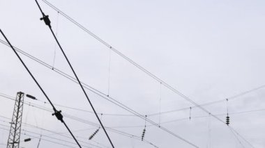 Elektrik kabloları gökyüzüne karşı çalışıyor. Demiryolu elektriklendirmesini kapat