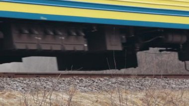 Demiryolu ile ulaşım. Demiryolu nakliye lojistik konsepti. Dışarıya mal aktar