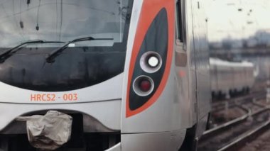 Avrupa 'da gün batımında tren istasyonunda hareket halindeki yüksek hızlı yolcu treni.