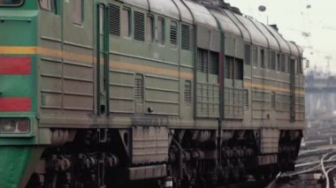 Demiryolu ile hareket eden elektrikli tren. Modası geçmiş tasarım. Sovyet elektrikli treni seyahat ediyor