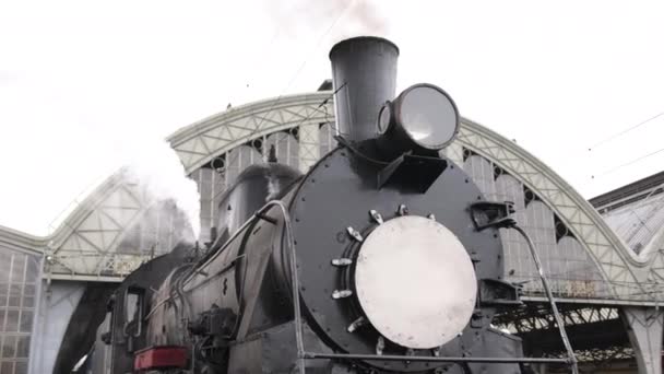 Vintage steam train locomotive, locomotive wheels. Steam train departs — Video Stock