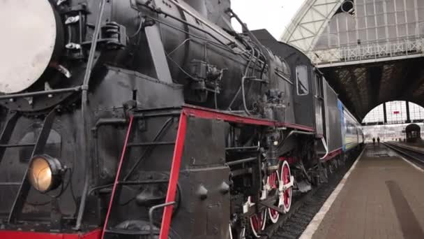 Train à vapeur rétro part de la gare. Vieux train à vapeur noir avec voitures bleues — Video