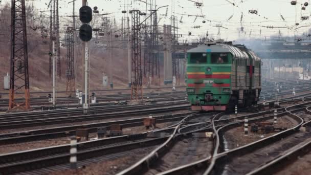 Tren eléctrico en movimiento por ferrocarril. Diseño anticuado. Tren eléctrico soviético viajar — Vídeo de stock