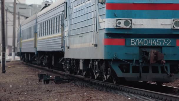 전기기차는 기차로 움직인다. 최신 디자인. 소련의 전기 열차 여행 — 비디오