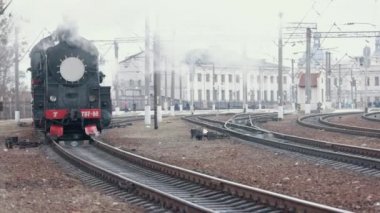 Klasik siyah buhar lokomotifi. Tarihi bir tren. Araç lokomotifi ayrılıyor