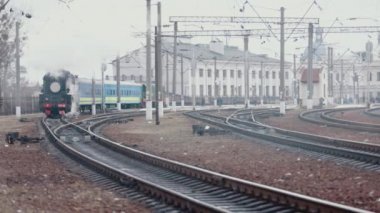 Klasik siyah buhar lokomotifi. Tarihi bir tren. Araç lokomotifi ayrılıyor