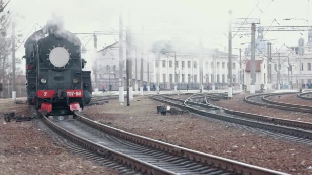 Vintage black steam locomotive. Historic train. Vehicle locomotive departs — Stock Video