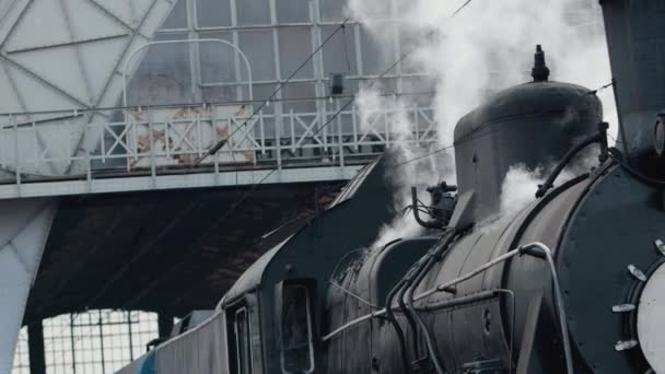 Estación de tren de locomotora de vapor que pasa por el patio de mercancías — Vídeos de Stock