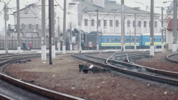 Klasik siyah buhar lokomotifi. Tarihi bir tren. Araç lokomotifi ayrılıyor — Stok video
