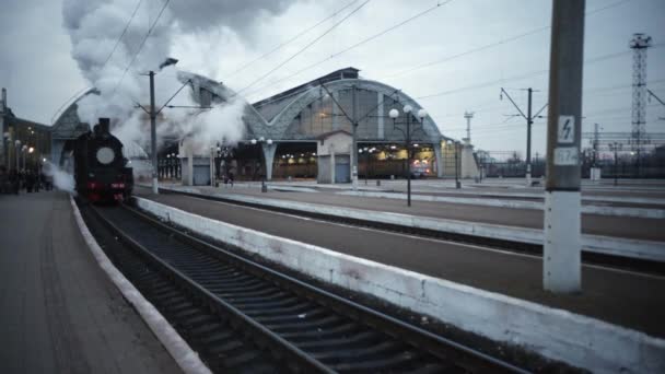 Schwarze Oldtimer-Dampflokomotive. Historischer Zug. Lokomotive fährt ab — Stockvideo