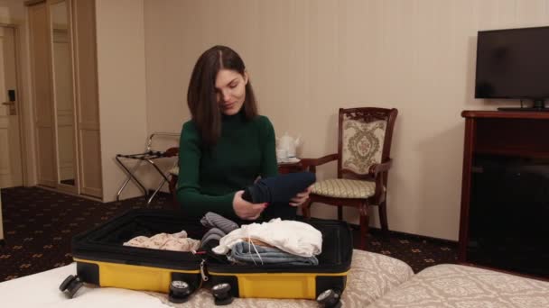 Woman traveler packing clothes in suitcase for new journey. Luggage for travel — Vídeo de Stock