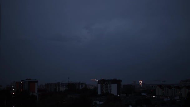 Viharok, villámlás a város felett. Villámcsapás a viharos éjszakában — Stock videók