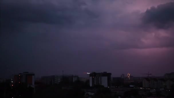 Bliksemschichten flitsen compositie met uitzicht op de nacht stad hemel met wolken. — Stockvideo