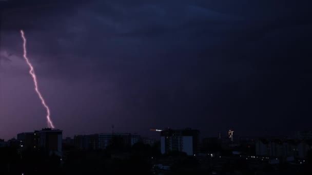 Blitze blitzen mit Blick auf nächtlichen Stadthimmel mit Wolken. — Stockvideo