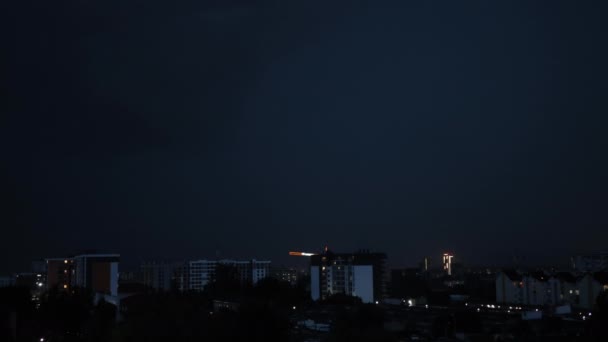 Villámcsapások villanások összetétele kilátás az éjszakai város ég a felhők. — Stock videók