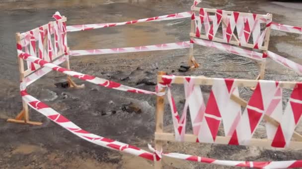 Kanalizacja, deska wodna. Granica zagrożenia w pobliżu wycieku wody na drodze. Woda płynąca z dróg — Wideo stockowe