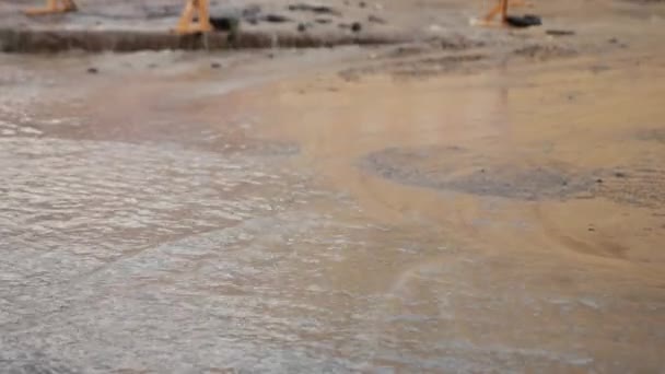 Πλημμύρα, υδροροή, σπασμένος σωλήνας διαρροής από βιομηχανική αντλία νερού. Διαρροή — Αρχείο Βίντεο