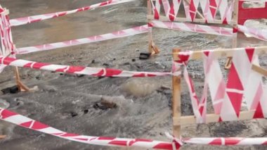 Kaldırımlardaki su boruları sızdırıyor. Şehrin su şebekesinde bir kaza.