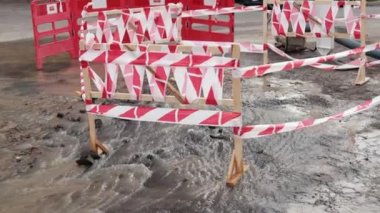 Su baskını, su damlası, endüstriyel su pompasının sızdıran hortumu. Sızıntı