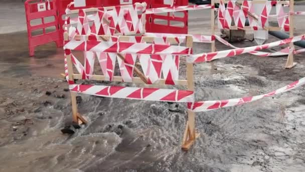 Inundación, gota de agua, tubería de manguera de fuga rota de la bomba de agua industrial. Fugas — Vídeos de Stock