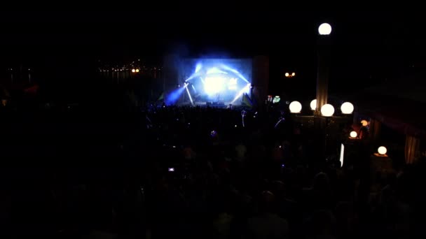 明るいステージライトの前でコンサート群集シルエット。人々のシルエット — ストック動画