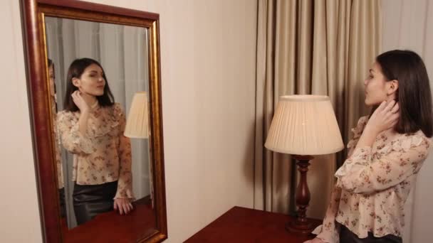 Belle dame admirant les cheveux devant le miroir de la salle de bain. Portrait de attrayant — Video