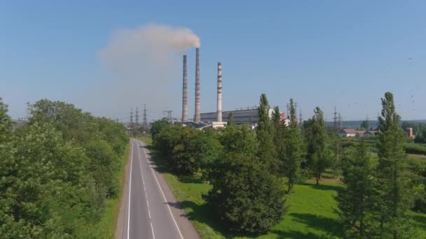 Luchtfoto van buizen van thermische centrales. Warmtekrachtcentrale — Stockvideo