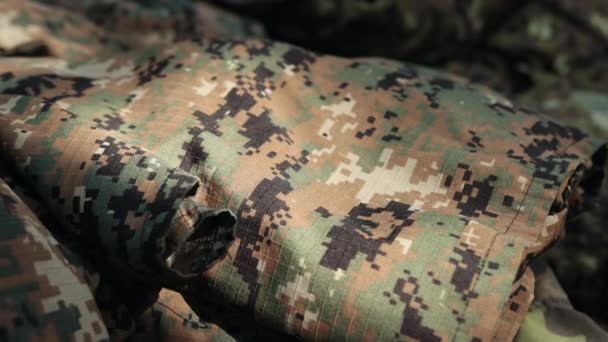 Soldat in Uniform wählen. Klassischer Kleidungsstil, der Camo-Repeat-Druck verdeckt. — Stockvideo