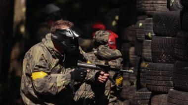 Koruyucu maske takan paintball oyuncusu. Koruyucu oyuncu
