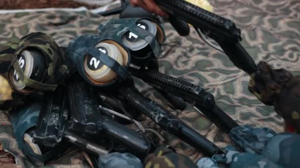 Armas para jogar paintball estão no chão. Preparação das actividades — Vídeo de Stock