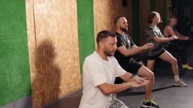 Spor, spor, sağlıklı yaşam tarzı, egzersiz yapan insanlardan oluşan bir grup..