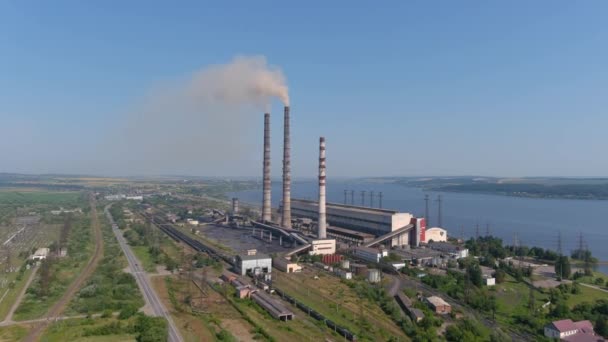 Zanieczyszczenie środowiska. Dym ze szkodliwymi substancjami wyrzucany jest w powietrze. — Wideo stockowe