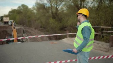 Telefonla konuşan genç bir adamın portresi. Erkek mimar, cep telefonu.