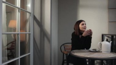 Bir bardak sıcak içecek al. Çok düşüncelisiniz. Odada tek başına. Sevimli görünüm