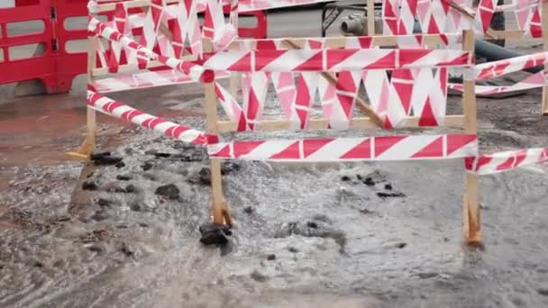 Inundación, gota de agua, tubería de manguera de fuga rota de la bomba de agua industrial. Fugas — Vídeo de stock