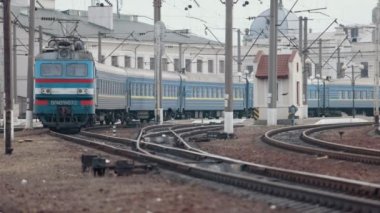 Demiryolu ile hareket eden elektrikli tren. Modası geçmiş tasarım. Sovyet elektrikli treni seyahat ediyor