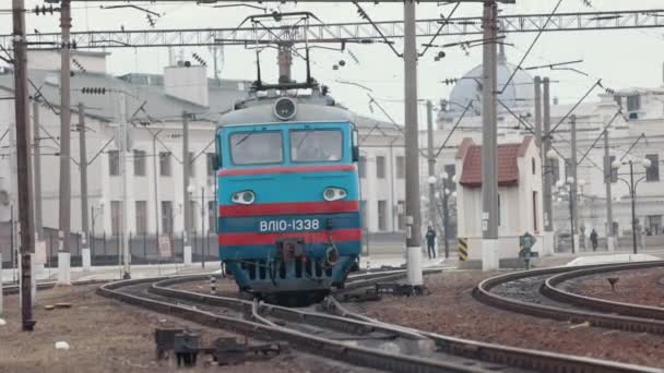 Locomotiva ferroviária. Vista frontal. Velho veículo diesel soviético. Vista frontal do soviete — Vídeo de Stock