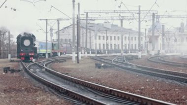 Klasik siyah buhar lokomotifi. Tarihi bir tren. Araç lokomotifi ayrılıyor